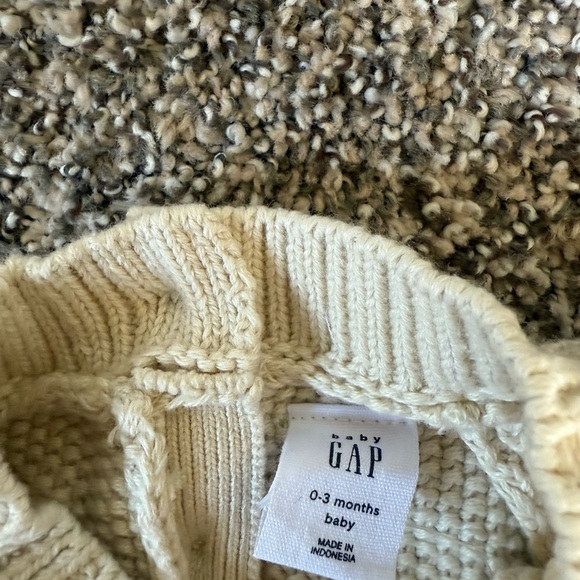 Baby Girl GAP Ivory Cable Knit Sweater Size 0-3 Months NWOT - Picture 2 of 3
